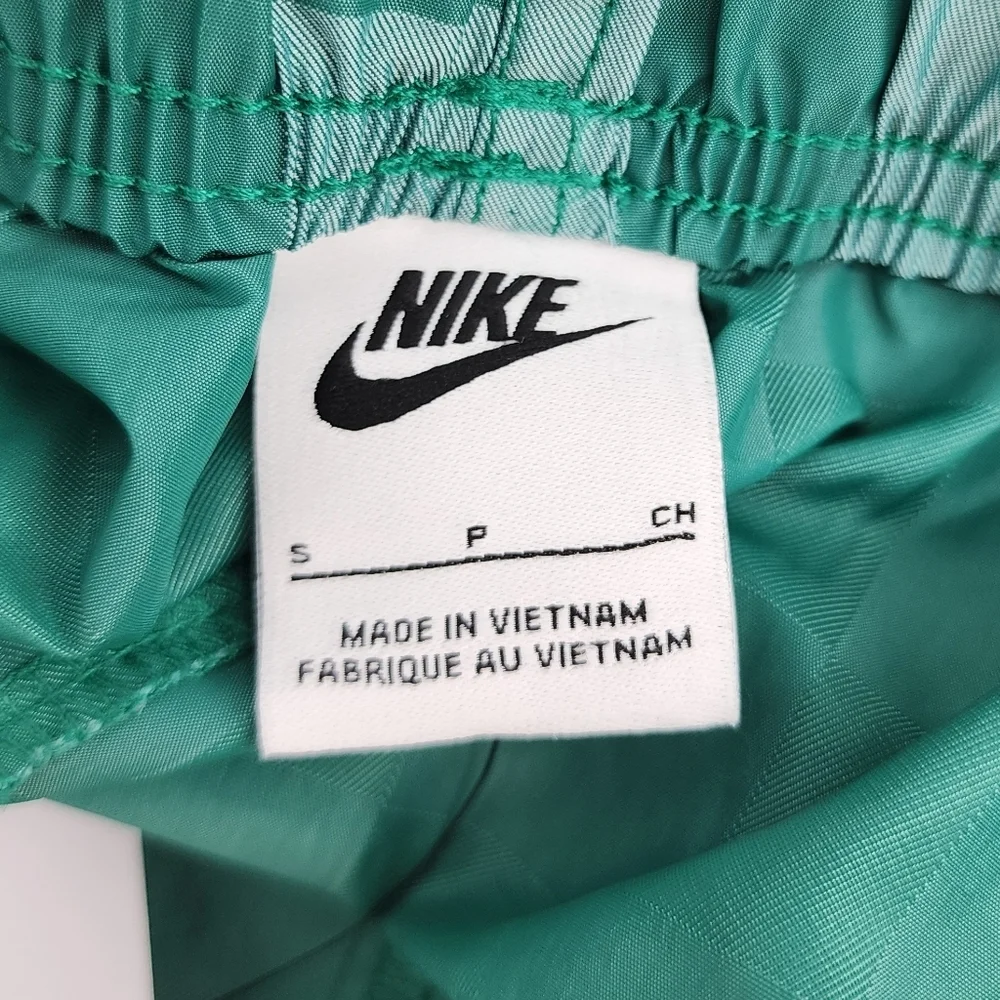 Nike NWT Men's Club Flow Shorts Above Knee Green Checkered Small
